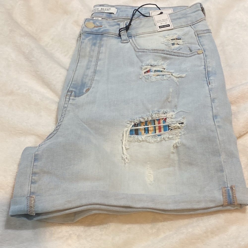 Judy Blue Light Wash Denim Southwest Aztec Patch Cuffed Jean Shorts. NWT.